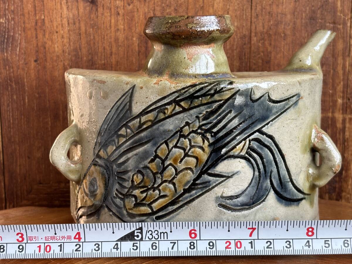 美品☆人間国宝【金城次郎】壺屋焼 ≪ 抱瓶 ≫ 魚紋 沖縄 琉球陶器