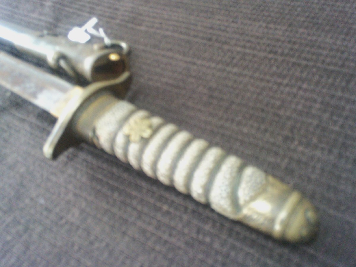 掘り出し！【海軍刀拵え 短刀　サメ革　鮫鞘柄　外装・Rｐ・ミリタリー】◆兜割　十手　縁頭目貫　刀装具　弓矢　笄　鐔　陣笠※円安　買得_4