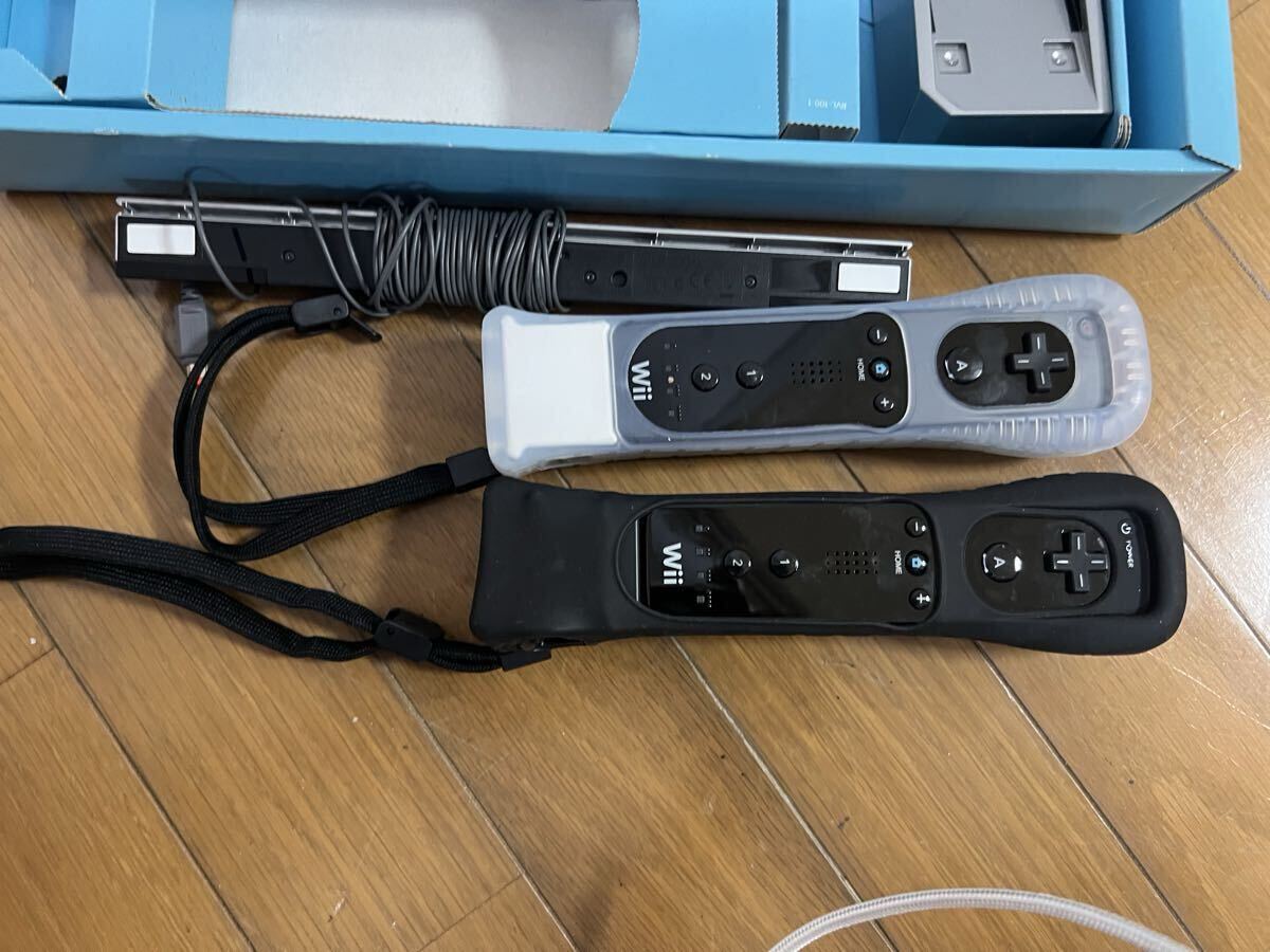 Wii Nintendo Wii クロ 本体 Wiiリモコン 2つセンサーバー 説明書 付属 wii fitボード付　wii sport resort_5