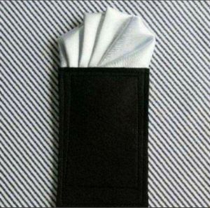 スーツ職人がつくったポケットチーフ ライトシルバー　パフ