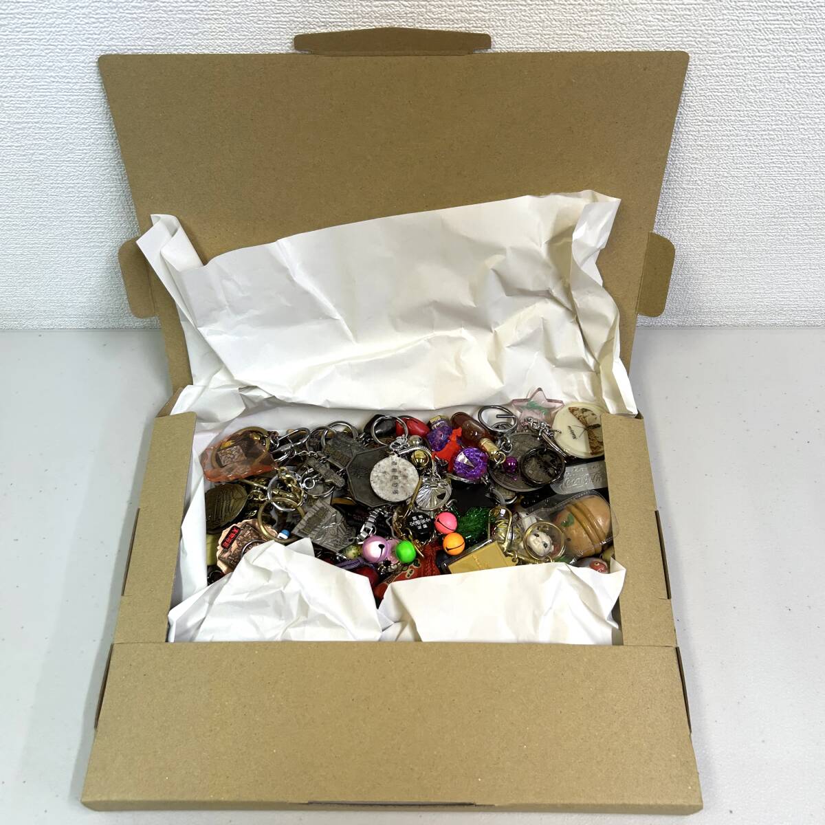 年代物　約90点ご当地キーホルダー 大量セット まとめ売り キーホルダー 昭和 レトロ まとめ売り1.5kg 大量 ご当地 観光地 お土産