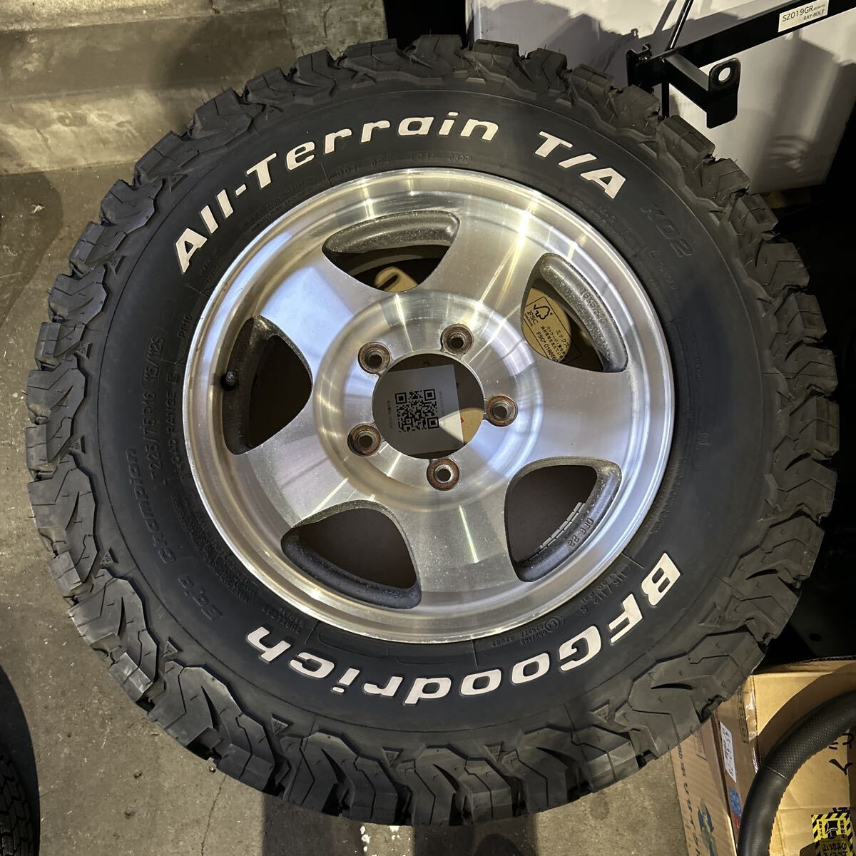 くがね　225/75R16　2本　グッドリッチ　ジムニー ジムニー 225/75R16 BFGoodrich All-Terrain T/A JA11純正アルミ ENKEI