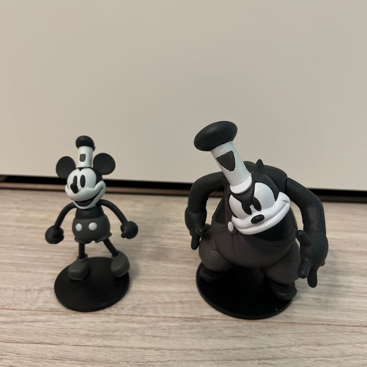 ディズニー ミッキーマウス オズワルド フィギュア 2体セット モノクロ