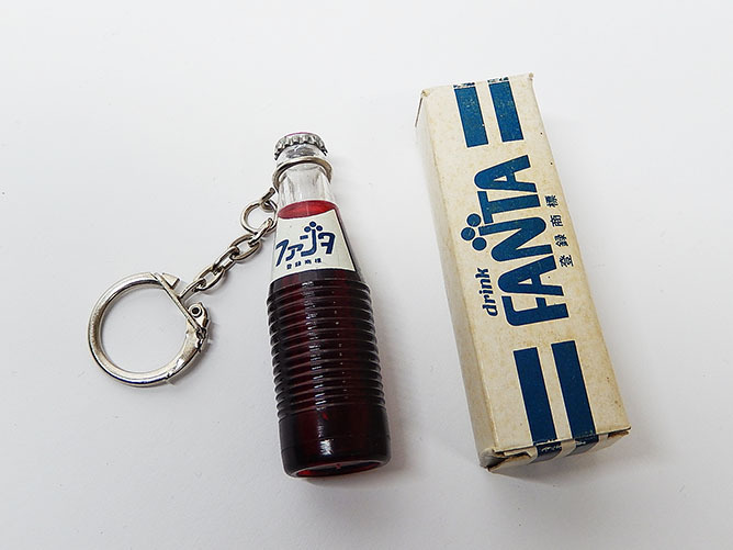 ファンタ グレープ 非売品 ノベルティ キーホルダー ミニボトル 瓶型