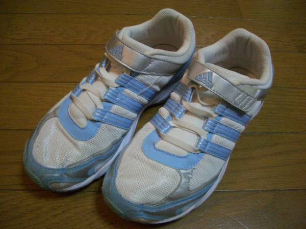 ａｄｉｄａｓ アディダス スニーカー 24 白 水色 24cm 売買されたオークション情報 Yahooの商品情報をアーカイブ公開 オークファン Aucfan Com