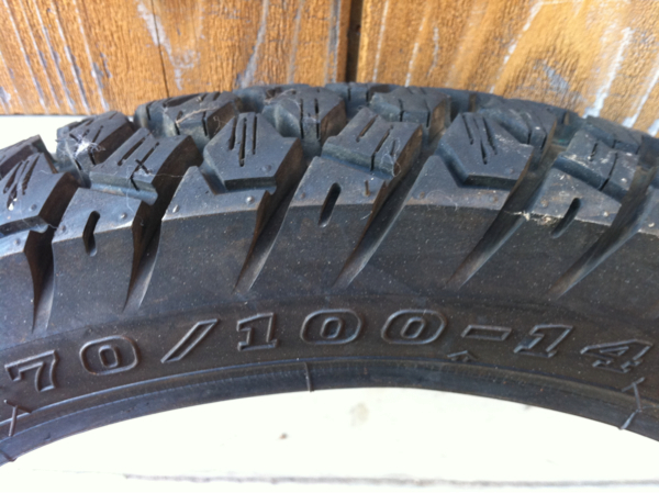ホンダ スーパーカブ１１０ＰＲＯ用 スタッドレスタイヤ_3