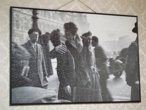 ロベール・ドアノー パリ市庁舎前のキス パズル 完成品 額付き 