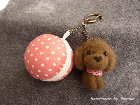 *ハンドメイド*　フェルトのトイプーとマカロンケース_1