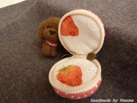 *ハンドメイド*　フェルトのトイプーとマカロンケース_2