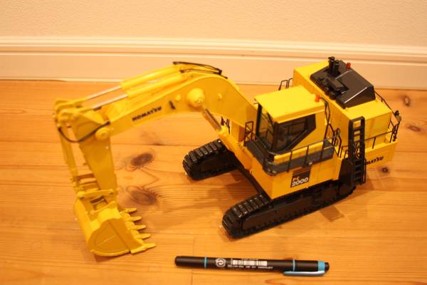 新品！コマツＰＣ２０００－８ミニチュアモデル１／５０_2