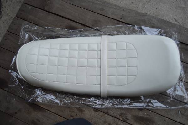 KH400 KH250 S3 S1 350SS風 白シート 張替え後未使用 当時物(純正品 KH400 KH250 S3 S1 350SS風 白シート 張替え後未使用 当時物(純正品