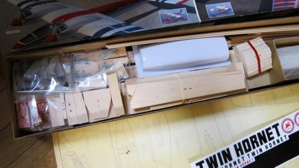 □テトラ ツインホーネット30 バルサキット掘出し品□(組立キット 