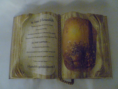 アンティーク/ビンテージ/本のデザイン/森と花々が描かれた絵