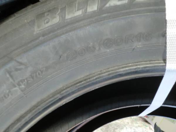 ２０５／６０／１６　４本　ブリジストン　スタッドレス　出血