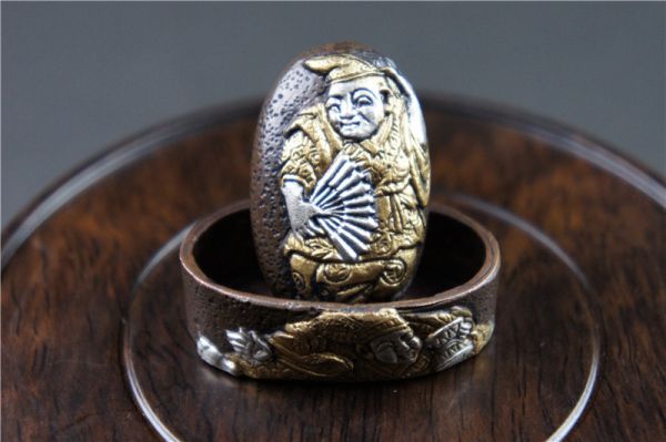 【龍雲】唐銅金銀象嵌縁頭 2点セット神様紋 鍛人在銘 刀裝具9421