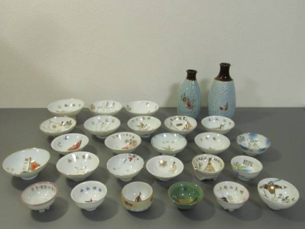 旧日本軍　軍隊徳利2本と軍盃25個　1個珍品あり。