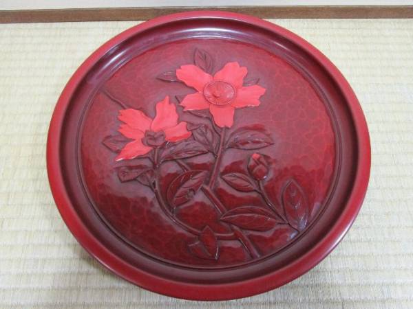鎌倉彫の彫込花柄文の丸盆 木製 本塗 口径36cm 盆 売買されたオークション情報 Yahooの商品情報をアーカイブ公開 オークファン Aucfan Com