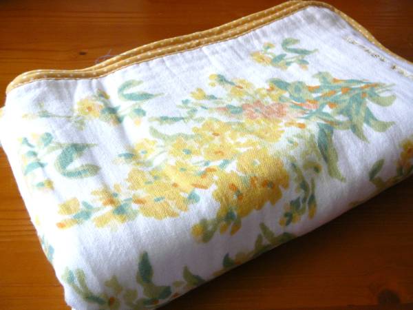 ローラアシュレイバスタオルお花柄ロゴ刺繍イエロートリミング