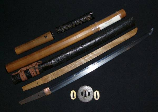 室町末期　美濃国の巨匠！兼先　兼房乱刃風の刃文　白鞘に拵付き_1