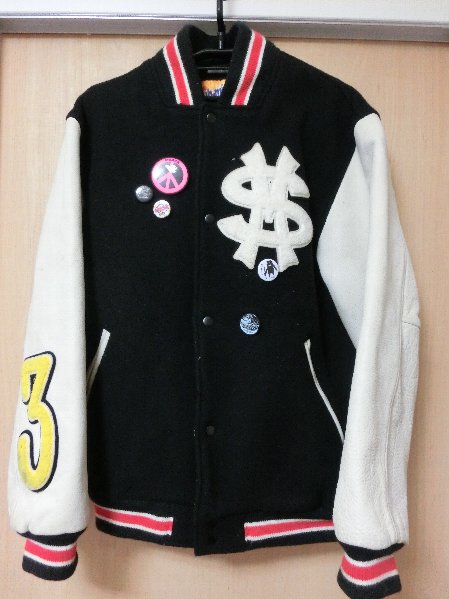 factory STUSSY スタイルアップも叶う！袖が革素材のスタジャンで