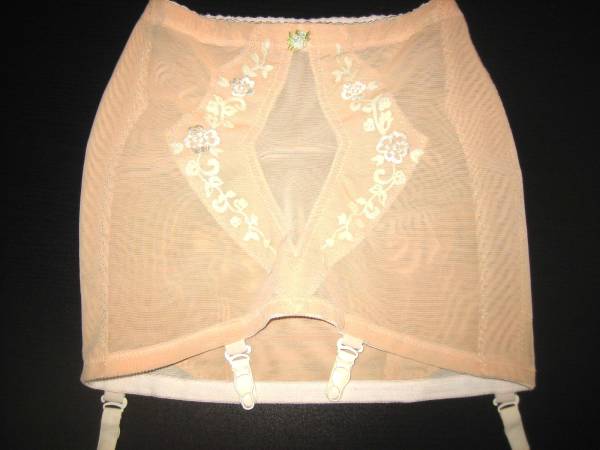 レトロ ワコール スカート型 ガーターストラップガードル Mサイズ 売買されたオークション情報 Yahooの商品情報をアーカイブ公開 オークファン Aucfan Com