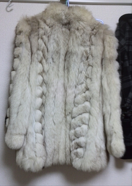 ?高級毛皮激安セール? SAGAFoX : シルバーグレーのコート 