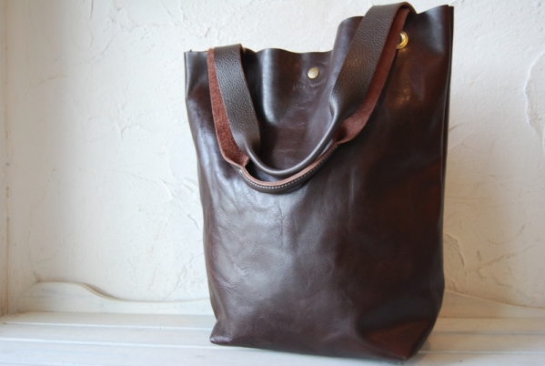 柔らかい 縦型 ビアバッジオ 本革 ハンドメイドバッグ