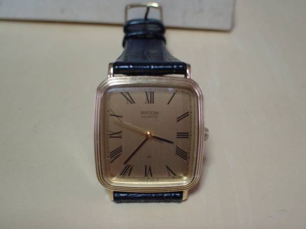 アンティーク　RICOHの腕時計ケース付　未使用品　角型ゴールド