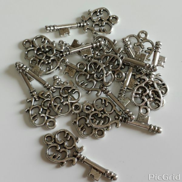 (65)送料140円*即決*アンティーク鍵キーチャーム*シルバー20個_1