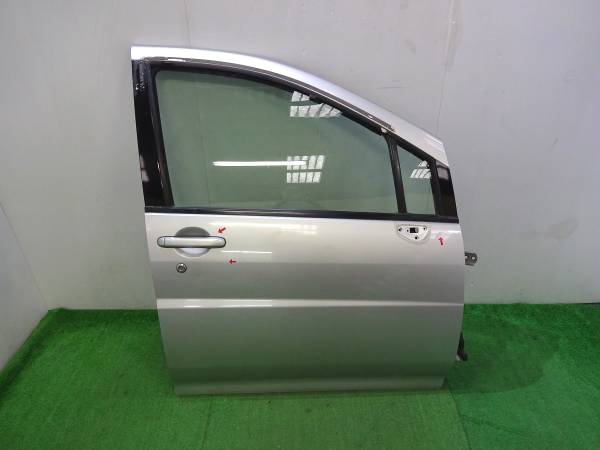 日産 リバティ M12 RM12 純正右フロントドア 運転席 141