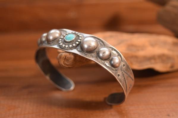 ナバホ ビンテージ シルバー ドーム卍 Stamped シルバーバングル