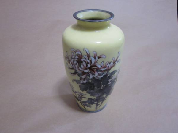 「宮内庁御用達 安藤七宝 淡黄色の肌に咲く菊花 有線七宝 花瓶」