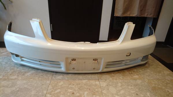 １８　クラウン　ロイヤル　純正　フロントバンパー　パール