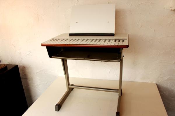 ☆学校 机 音楽教室 鍵盤柄 譜面台付き(机)｜売買されたオークション