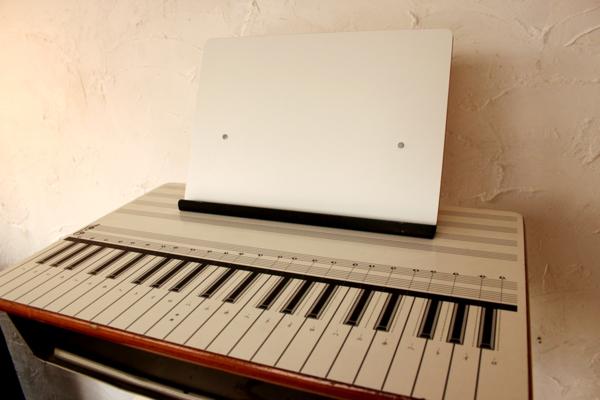 ☆学校 机 音楽教室 鍵盤柄 譜面台付き(机)｜売買されたオークション