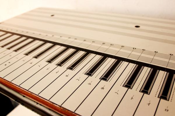 ☆学校 机 音楽教室 鍵盤柄 譜面台付き(机)｜売買されたオークション