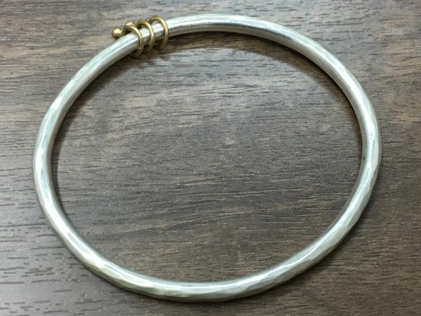 ◇マルコムベッツ MALCOLMBETTS 925×K22 ダイヤ付 バングル