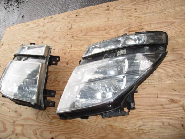 エルグランドE51前期のヘッドライト左右（HID)左右