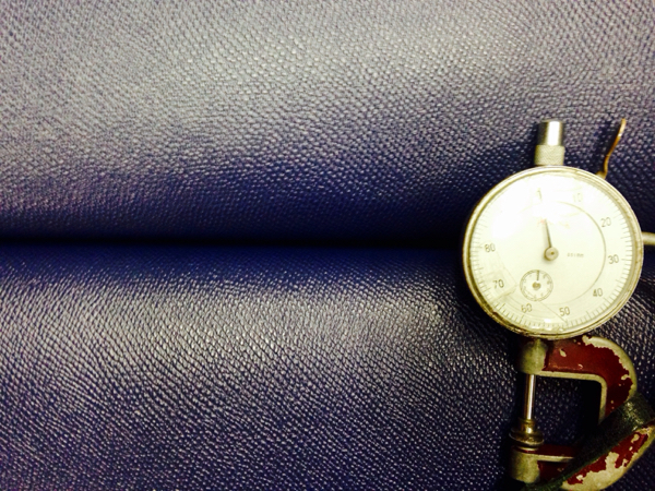 238◯牛 メーカーレザー型押し インディゴ 234ds 1.5㎜☆格安