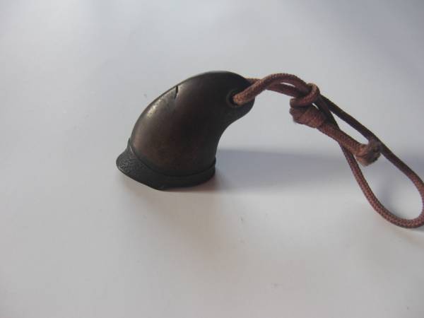 縁頭「離れ頭」、烏帽子形の兜造り、素銅彫金、江戸期。