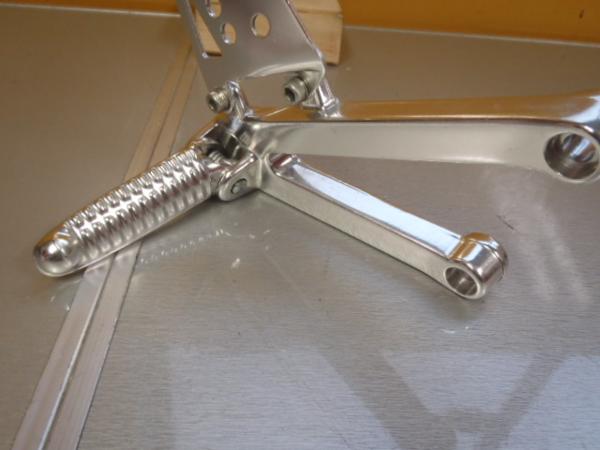 ドカティSPORT1000　純正　右側ステップホルダー　ステップ付き