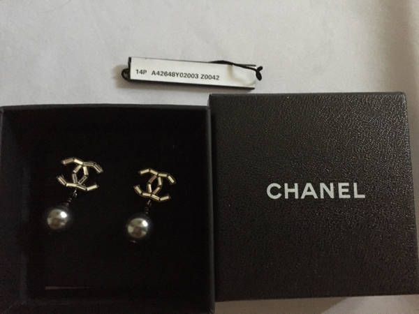 CHANEL シャネル ピアス グレー シルバー 数年前に大丸で購入しました