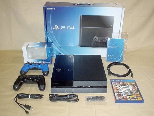 PS4（1TB） + GTA5 + 追加コントローラ + 他　（送料無料）