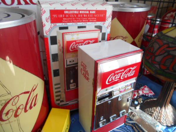 コカ・コーラミュージック貯金箱・新品 新ですが箱に痛みがあります