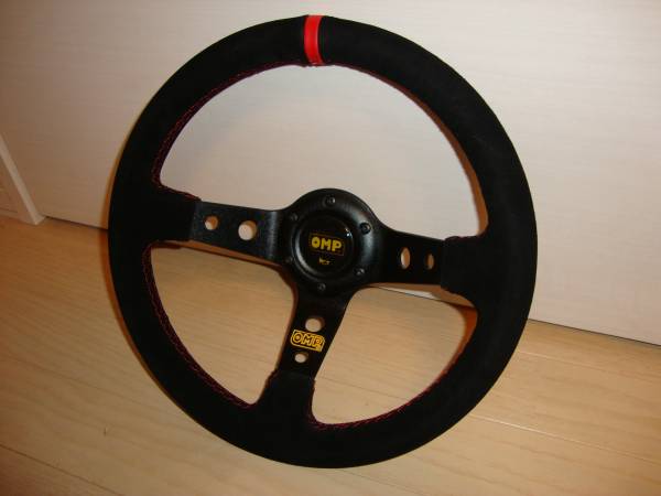 OMP　ステアリング　32φ　バックスキン　赤黒　ディープコーン