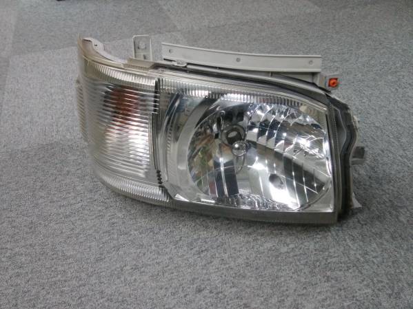 ２型ハイエース　純正ヘッドライト右