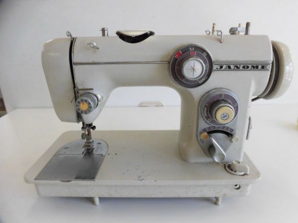 ジャノメミシンJE-105型未使用に近い。 ジャノメミシンJE-105型未使用