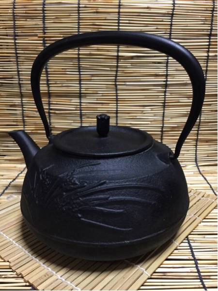 南部鉄瓶 丸平形 草華地紋様 桔梗摘 美品