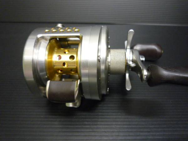 【中古】シマノ ０３カルカッタコンクエスト ２００ＤＣ 中古242