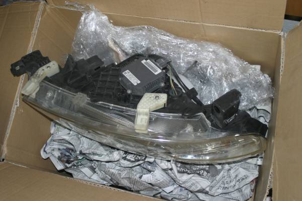 Ｃ２５セレナ純正HID右